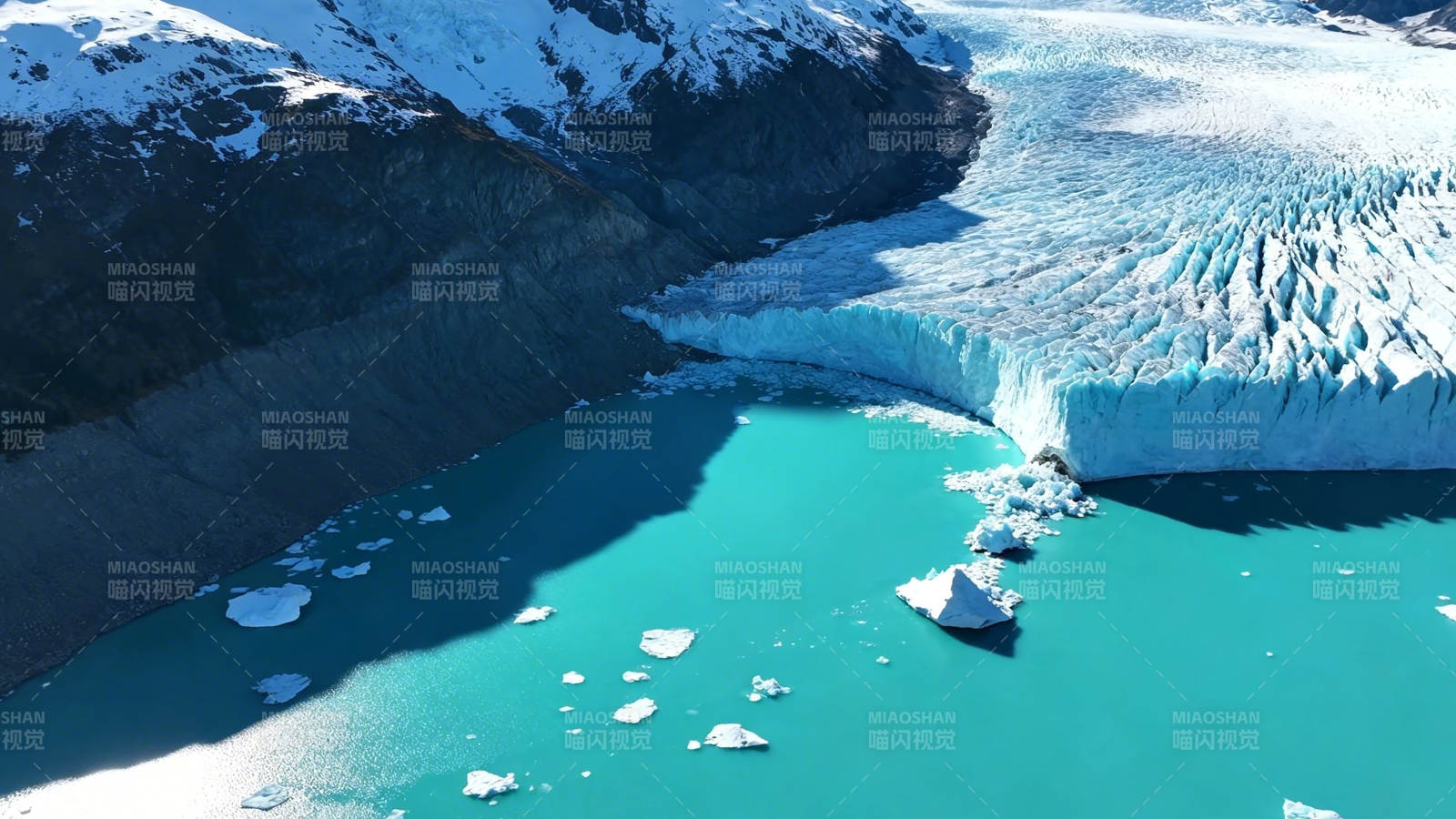 冰川融水碧蓝如镜图片