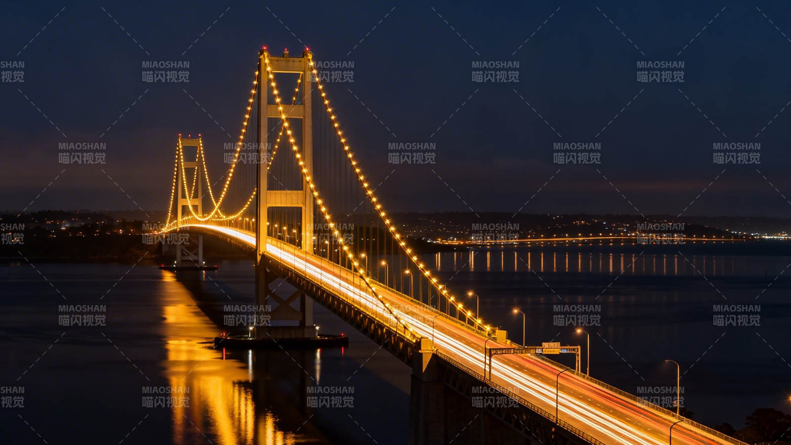 夜光大桥横跨海面图片