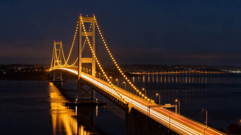 夜光大桥横跨海面图片