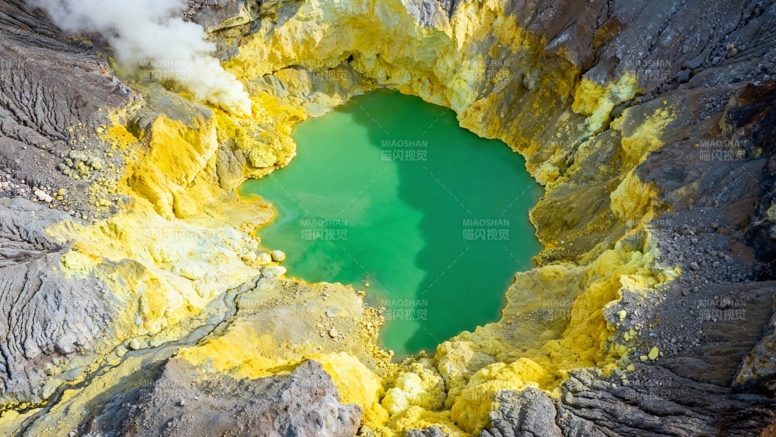 火山口翠湖 硫磺环绕冒烟图片