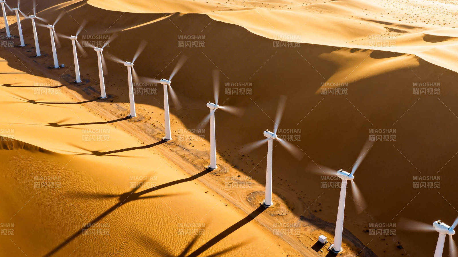 沙漠风电场 金色沙海中的白色风车阵图片