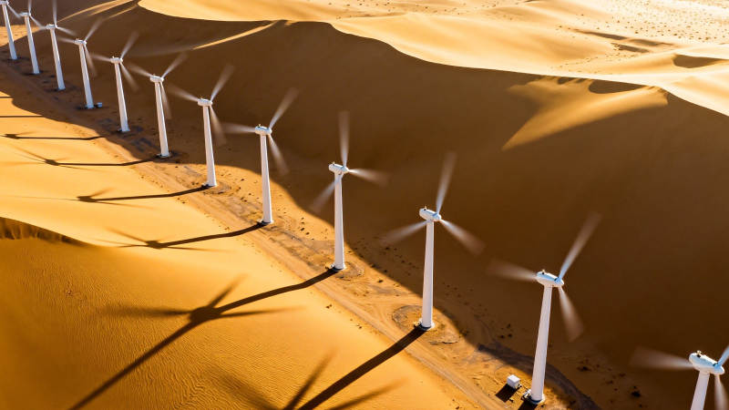 沙漠风电场 金色沙海中的白色风车阵图片