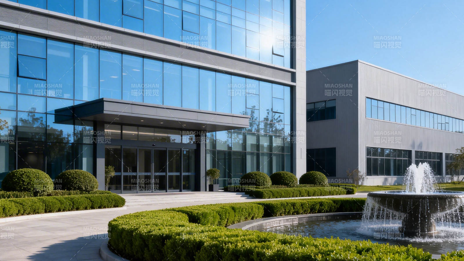 现代玻璃幕墙办公楼前喷泉图片