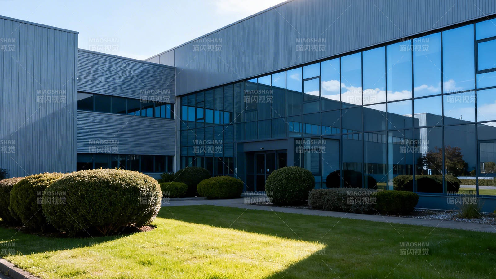 现代玻璃幕墙办公楼外观图片