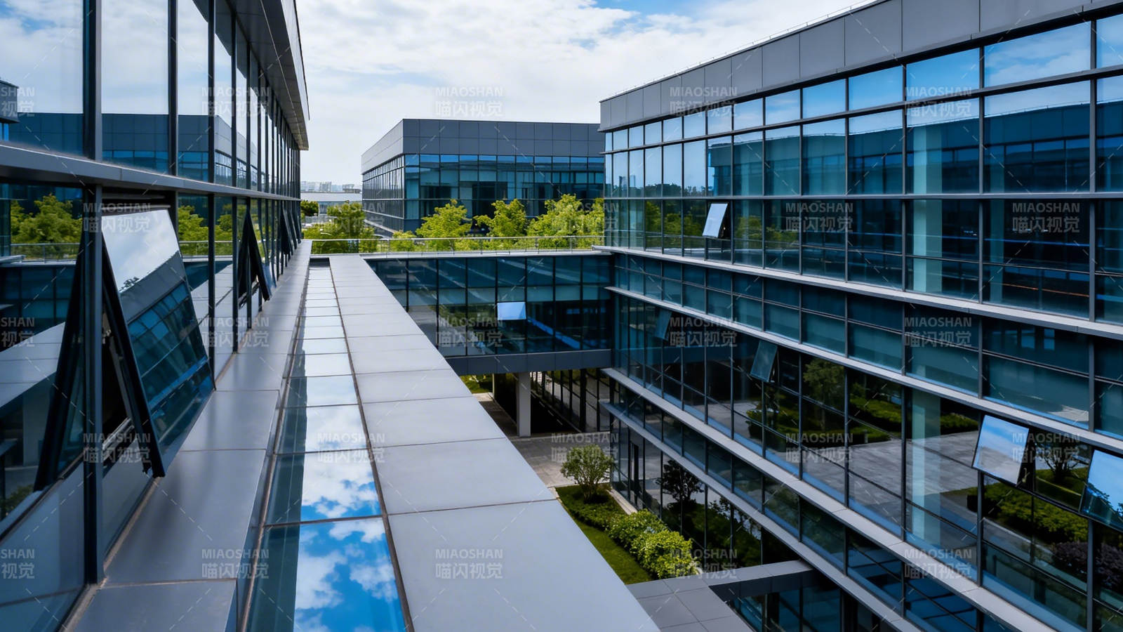 现代玻璃建筑群空中连廊图片