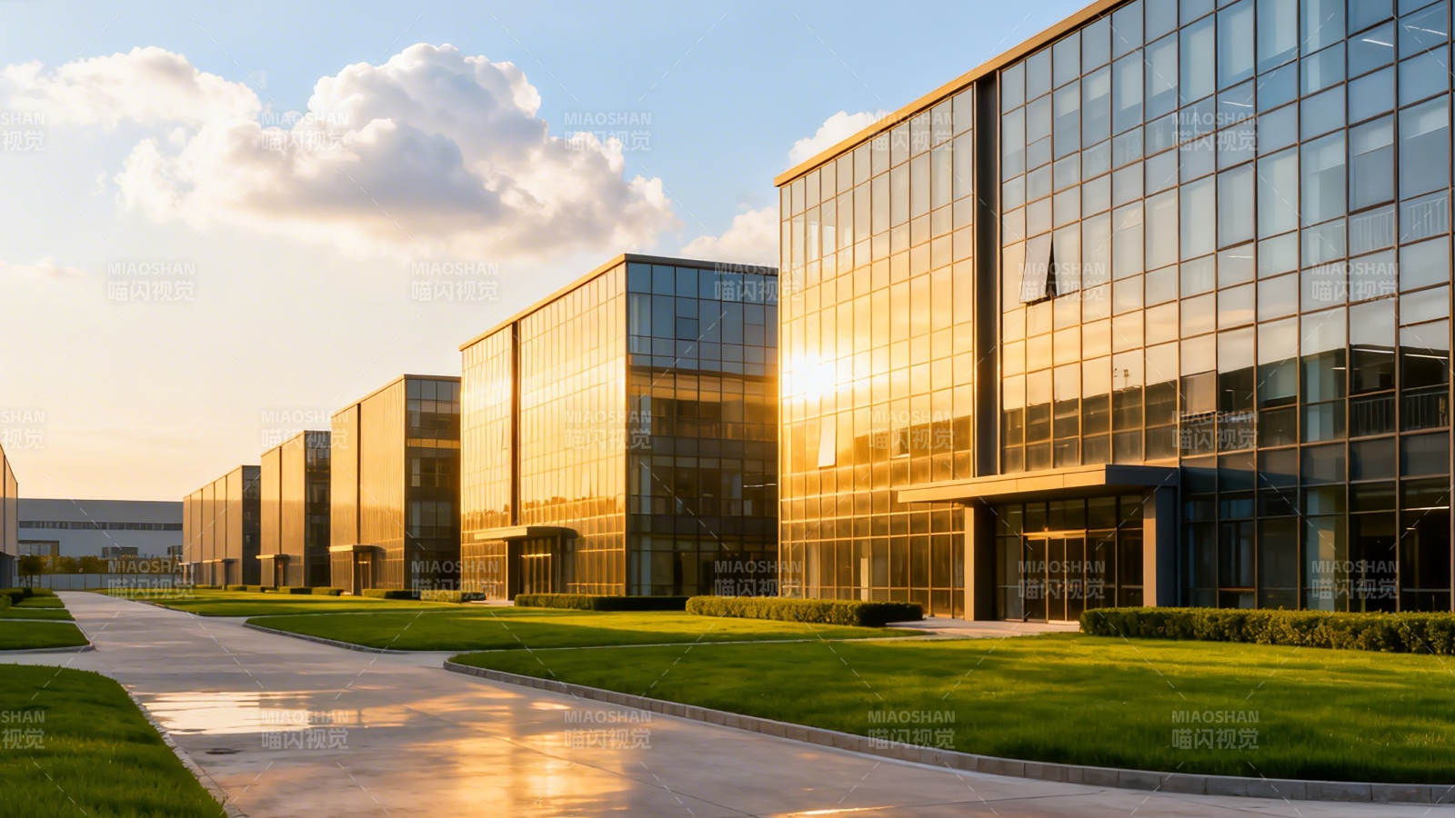 夕阳映照现代玻璃建筑群图片