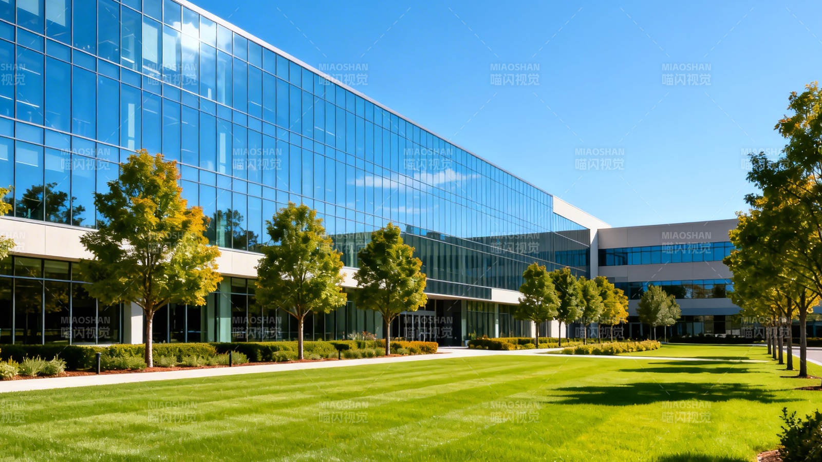 现代玻璃幕墙办公楼图片