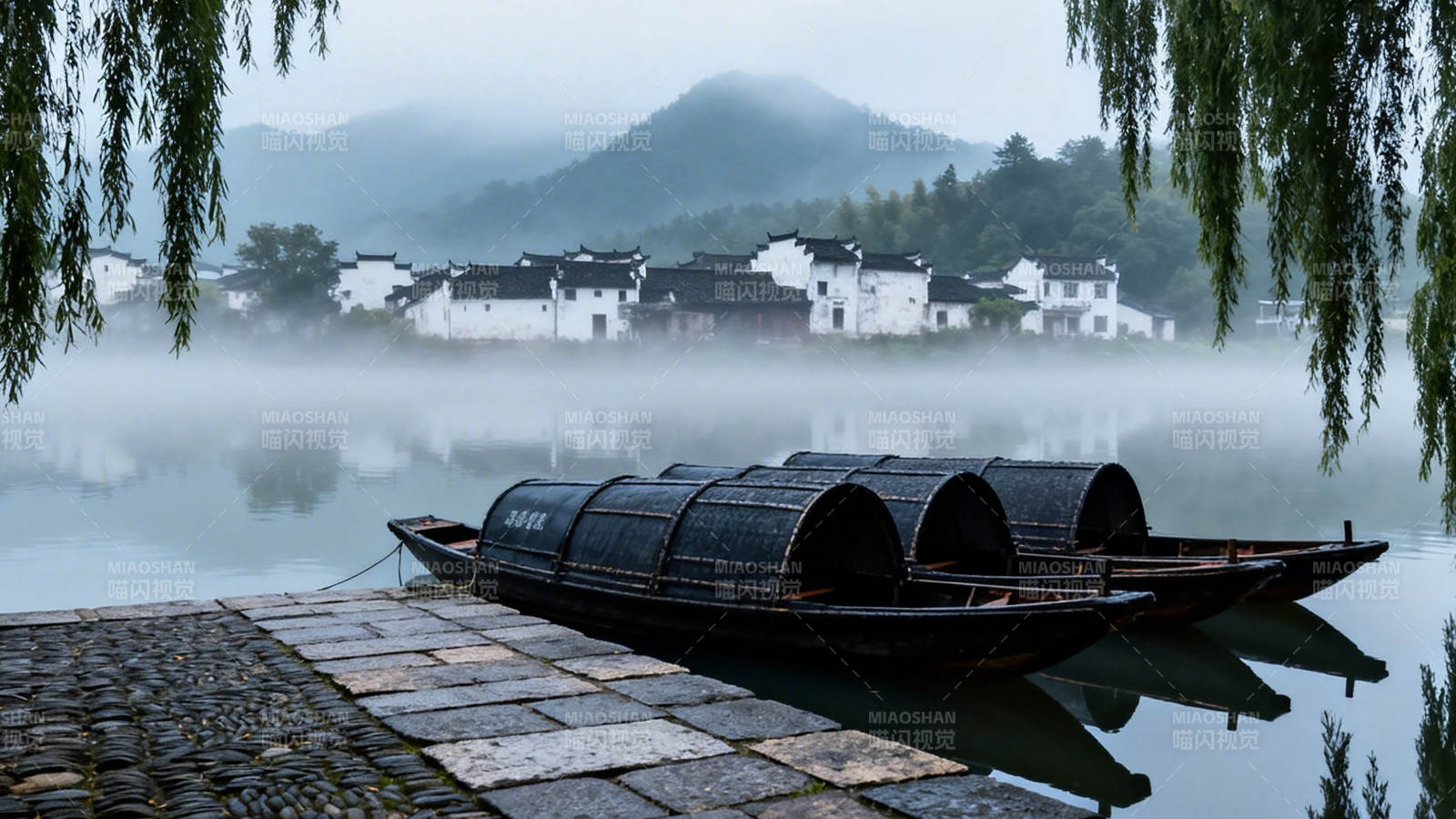 雾锁江南 乌篷静泊水云间图片