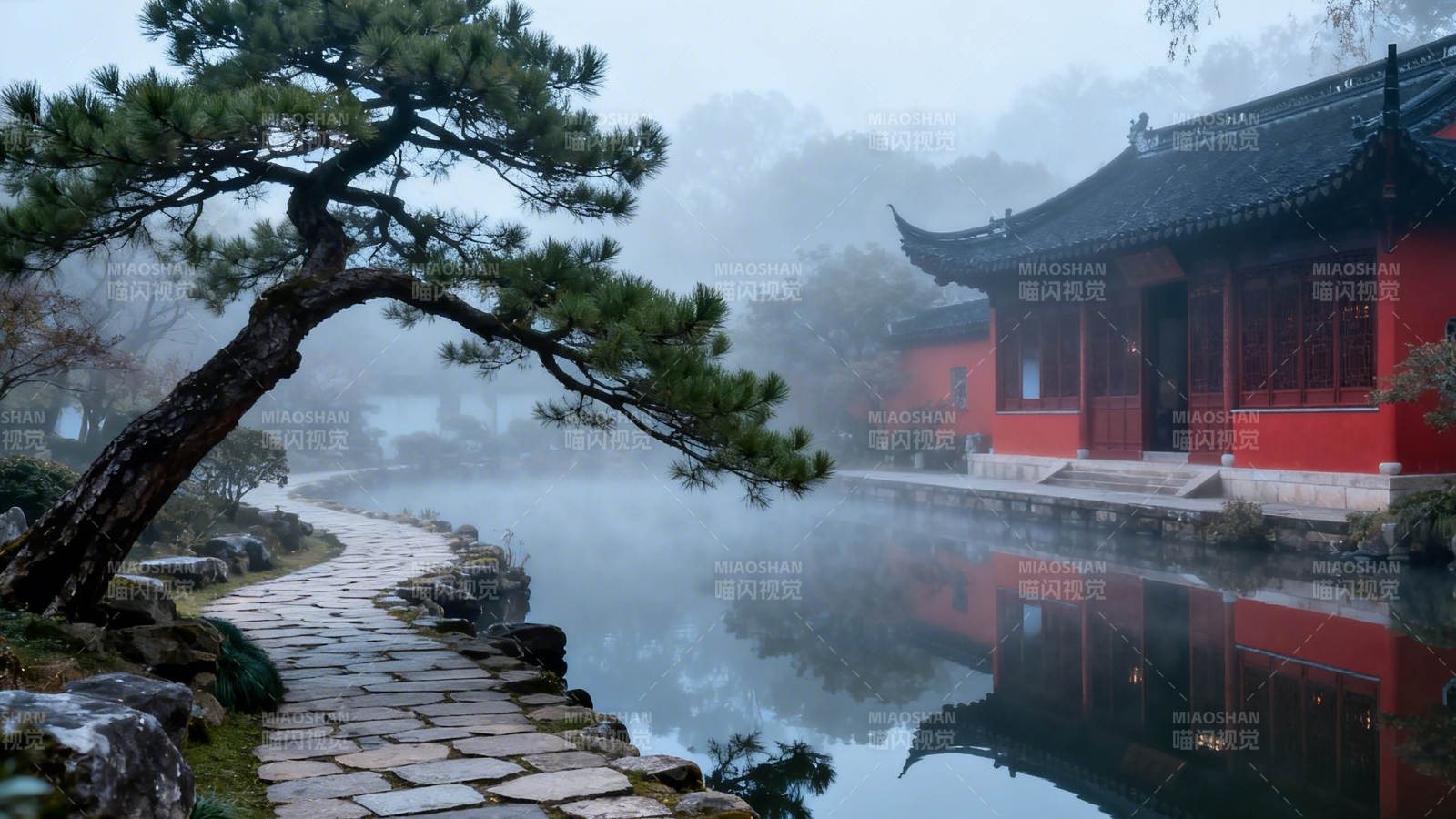 雾锁古寺 松影映水静图片