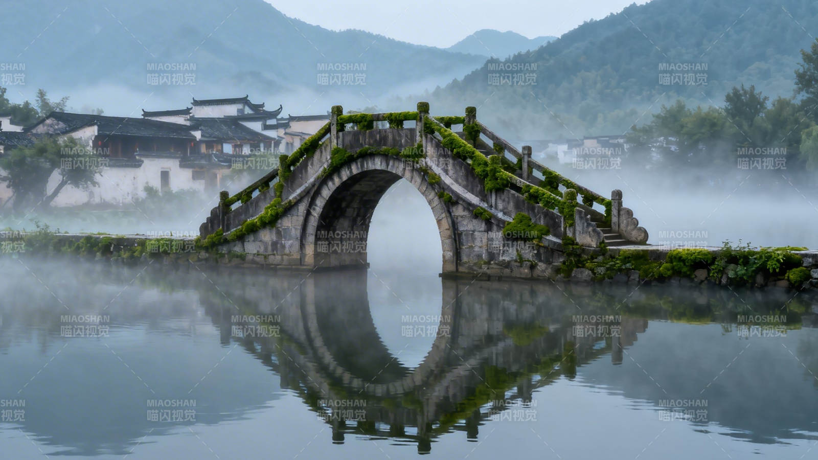 雾锁古桥 倒影如画图片