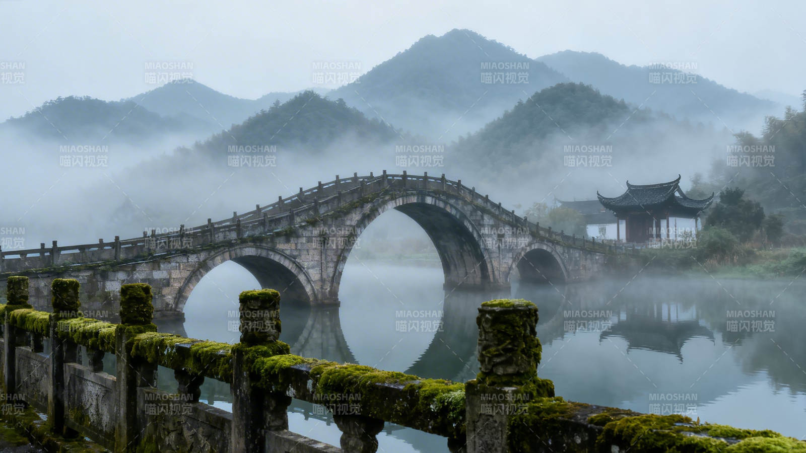 雾锁古桥 山影入画图片