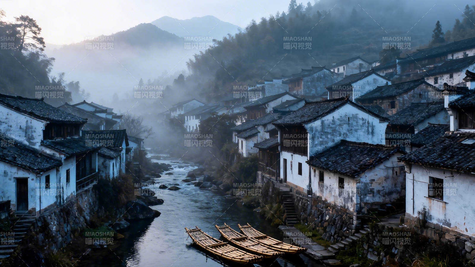 古村晨雾 竹筏静泊溪上图片