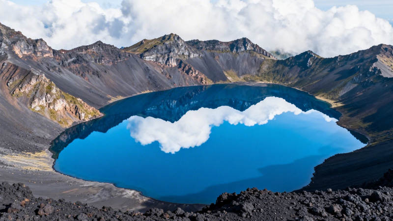 火山口湖映白云图片