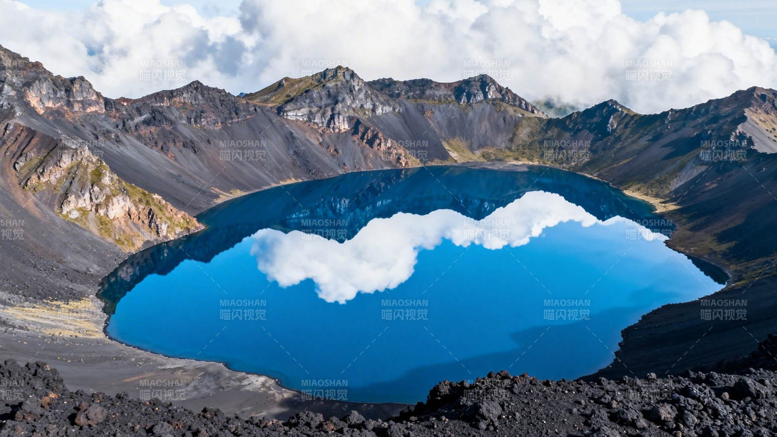 火山口湖映白云图片