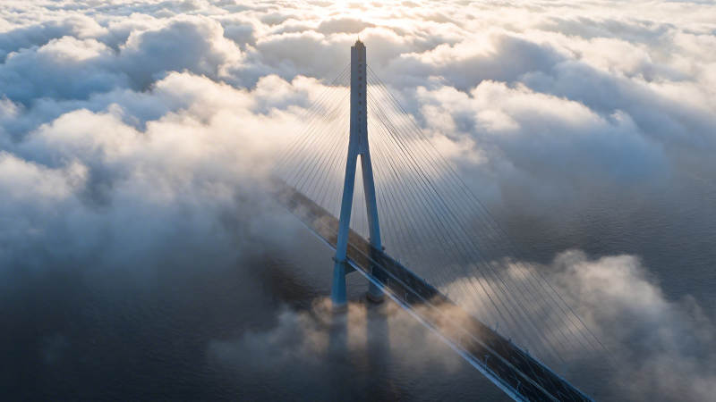 云海之上的斜拉桥图片