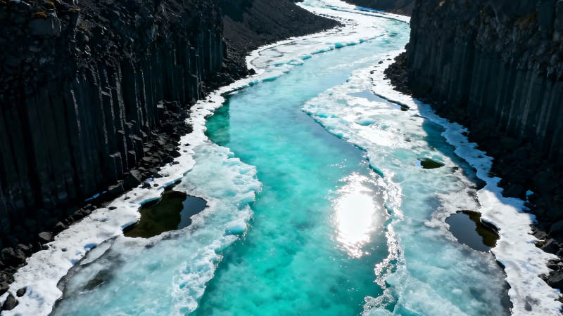 冰河峡谷 碧蓝流韵图片