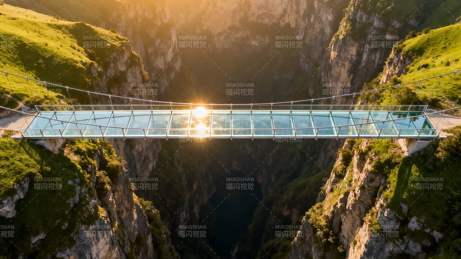 峡谷玻璃桥 夕阳穿心过图片