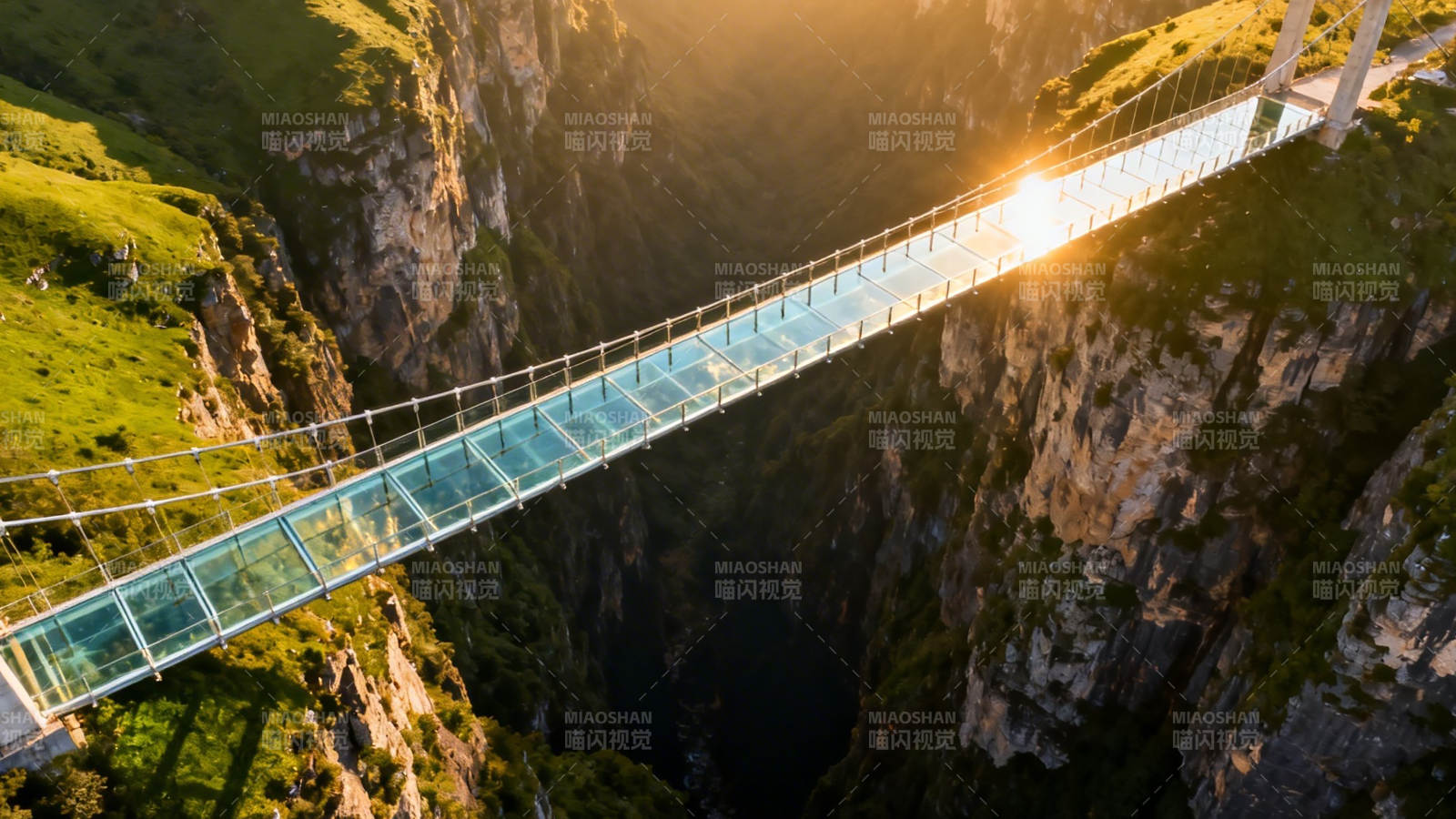 悬崖玻璃桥 夕阳映峡谷图片