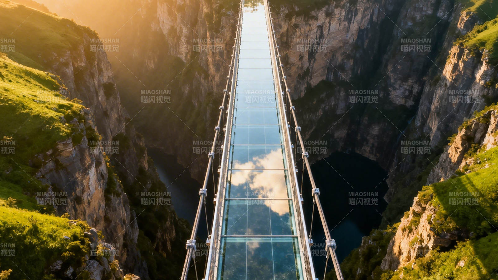 玻璃桥悬空跨峡谷图片