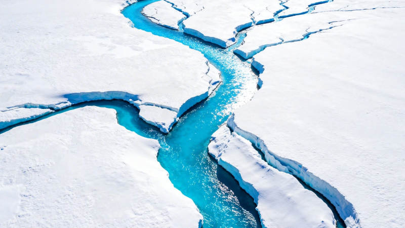 冰河蜿蜒穿雪原图片