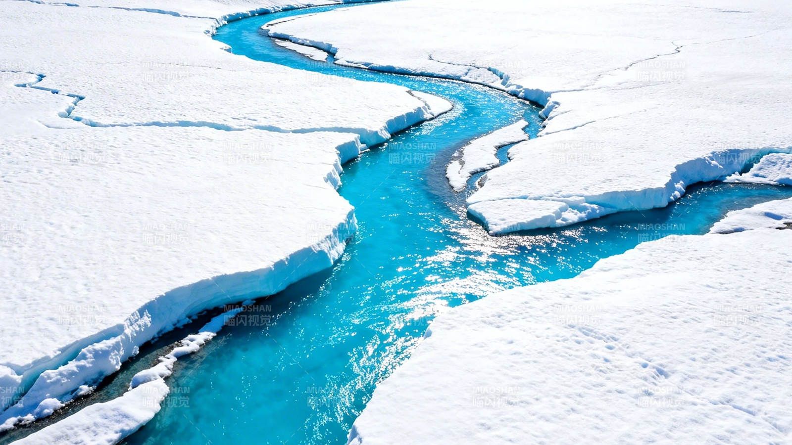 冰河蜿蜒 蓝水穿雪原图片