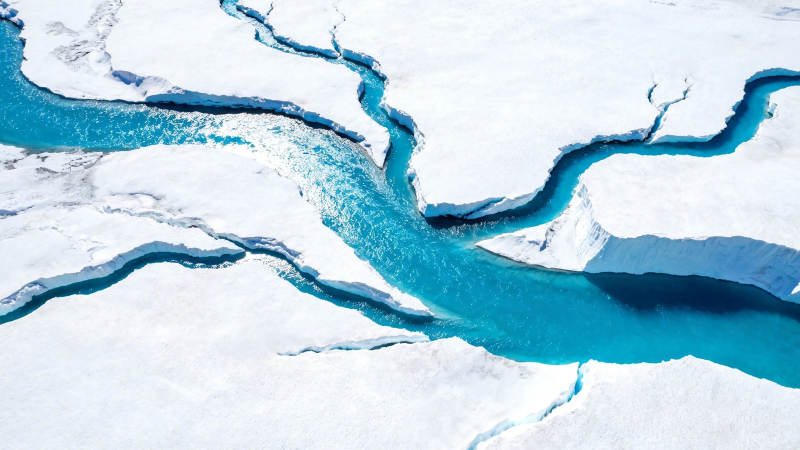 冰河蜿蜒 碧蓝穿雪原图片