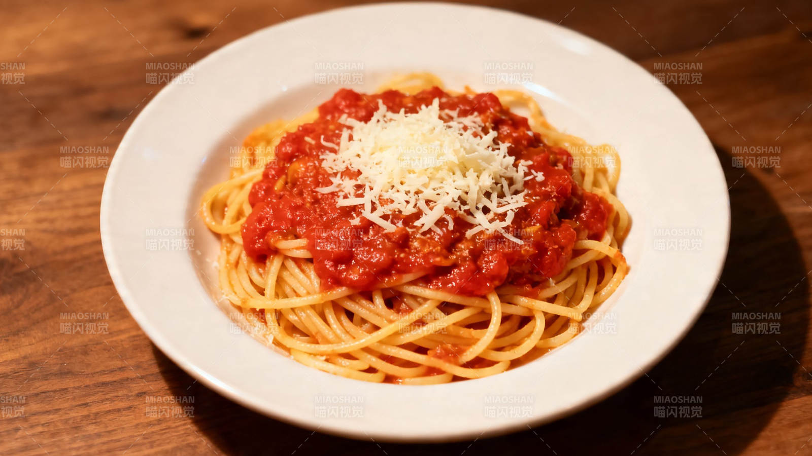 意面配番茄酱和奶酪图片