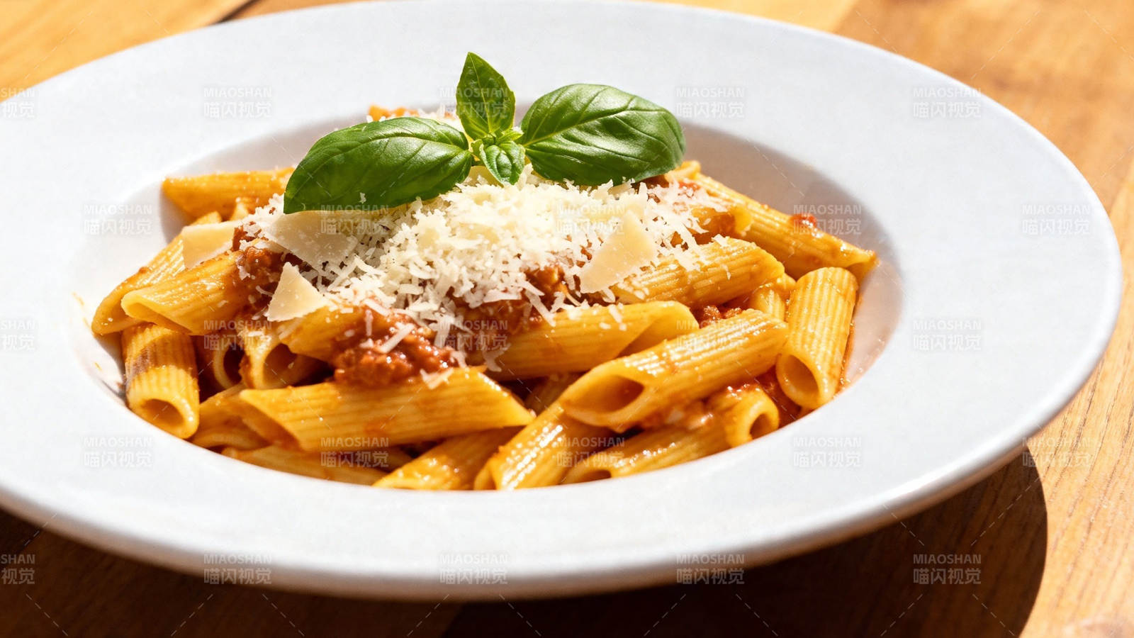 意式通心粉配罗勒芝士图片