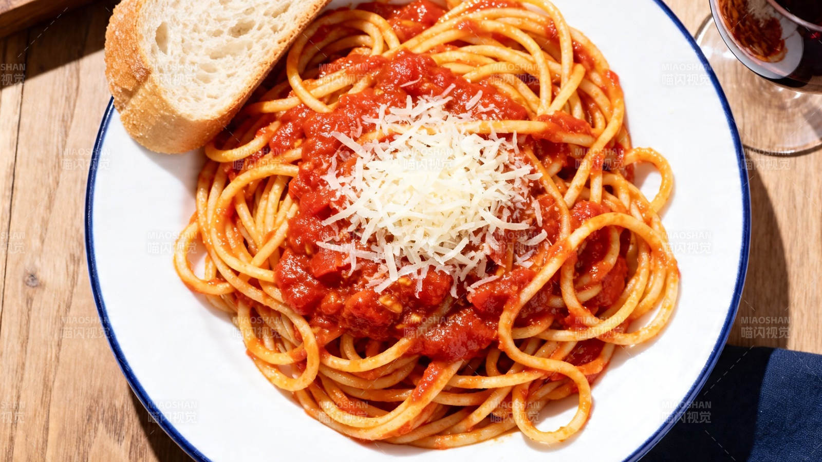 意面配番茄酱和奶酪图片