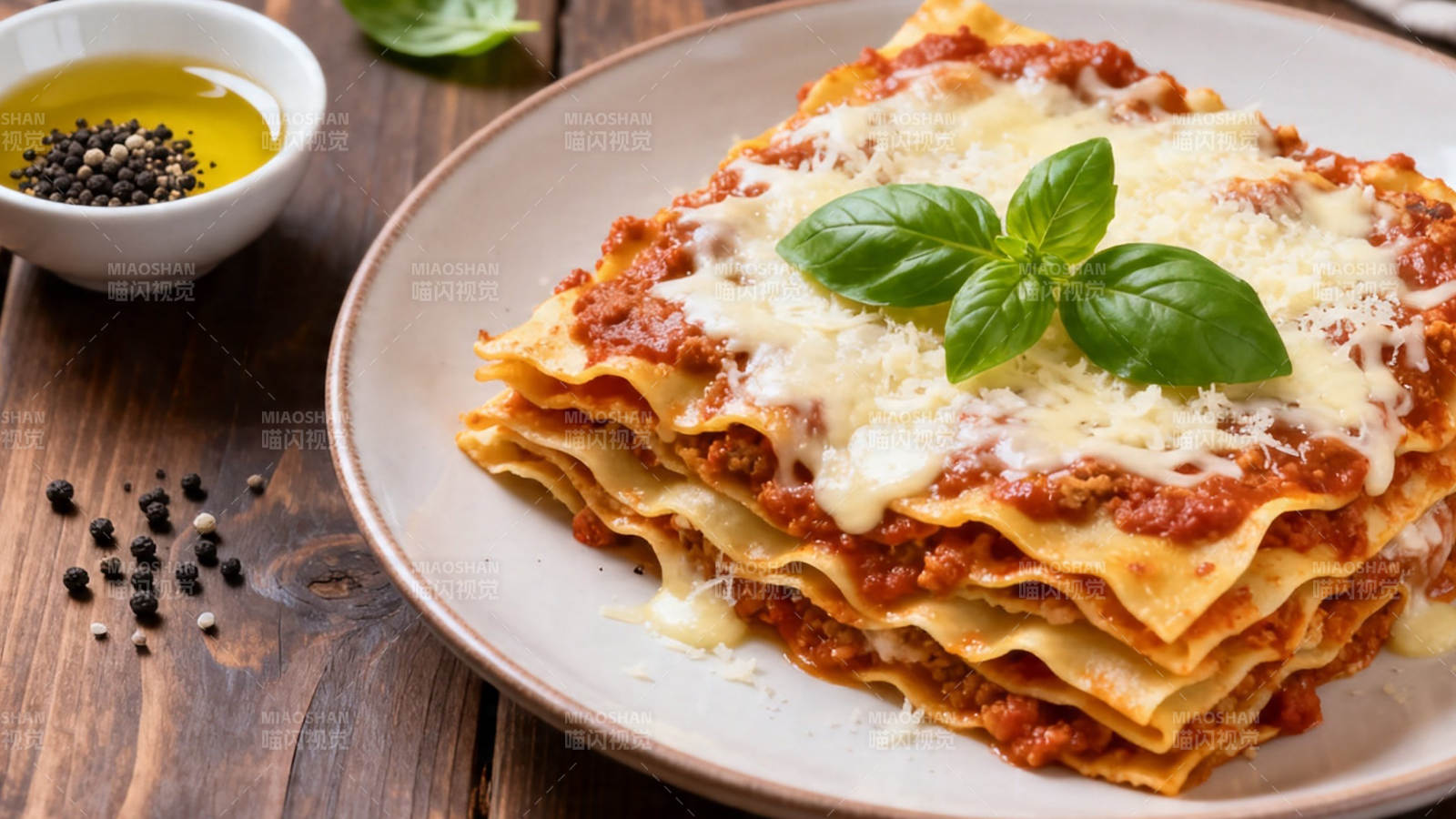 意式千层面配罗勒叶图片