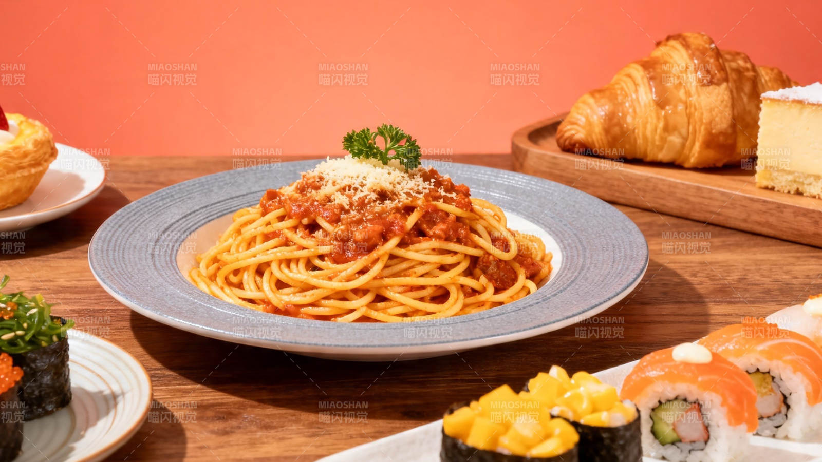 美食盛宴 意面寿司可颂同框图片