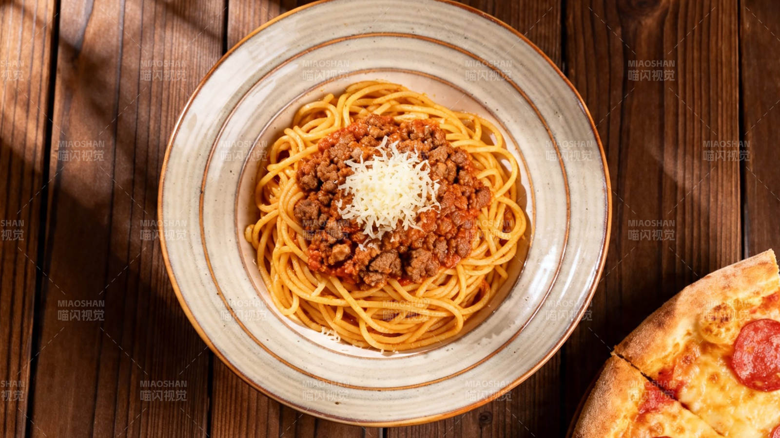 意面配肉酱 旁有披萨角图片