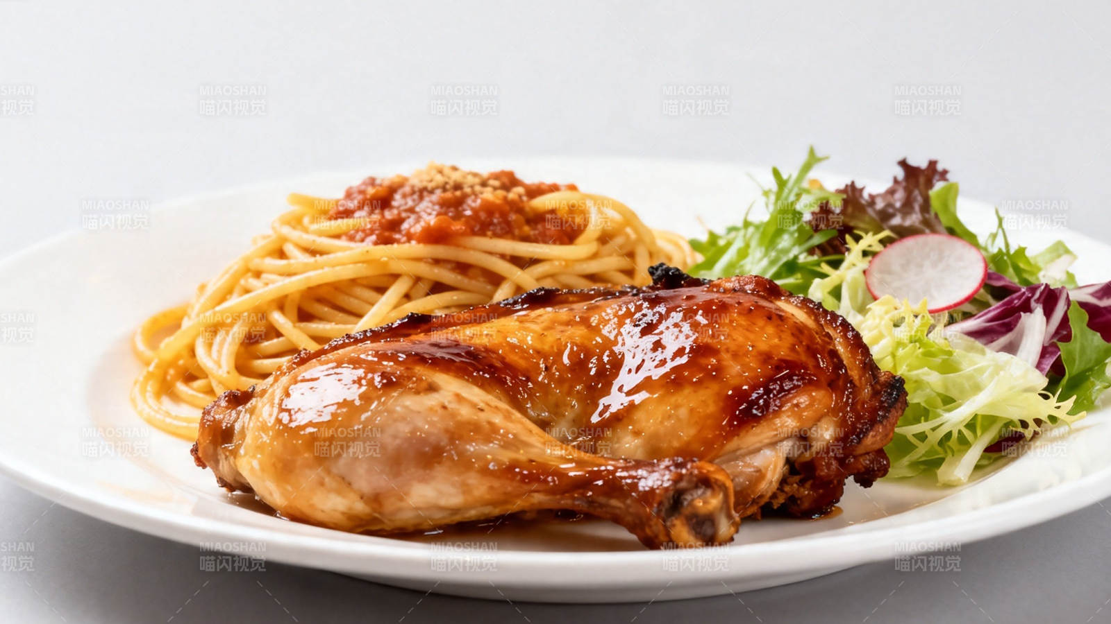烤鸡腿配意面沙拉图片