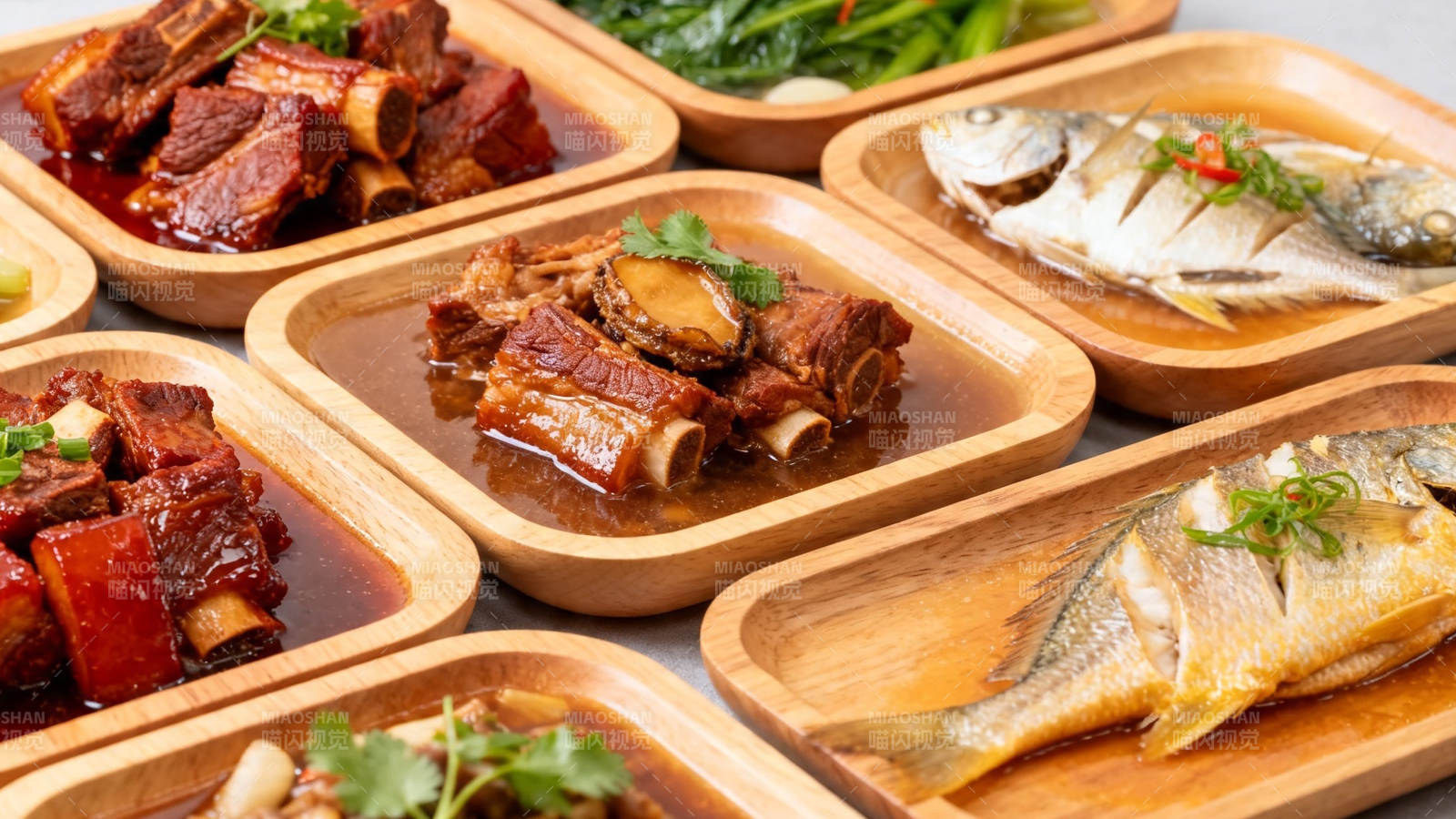 中式炖菜与清鱼拼盘图片