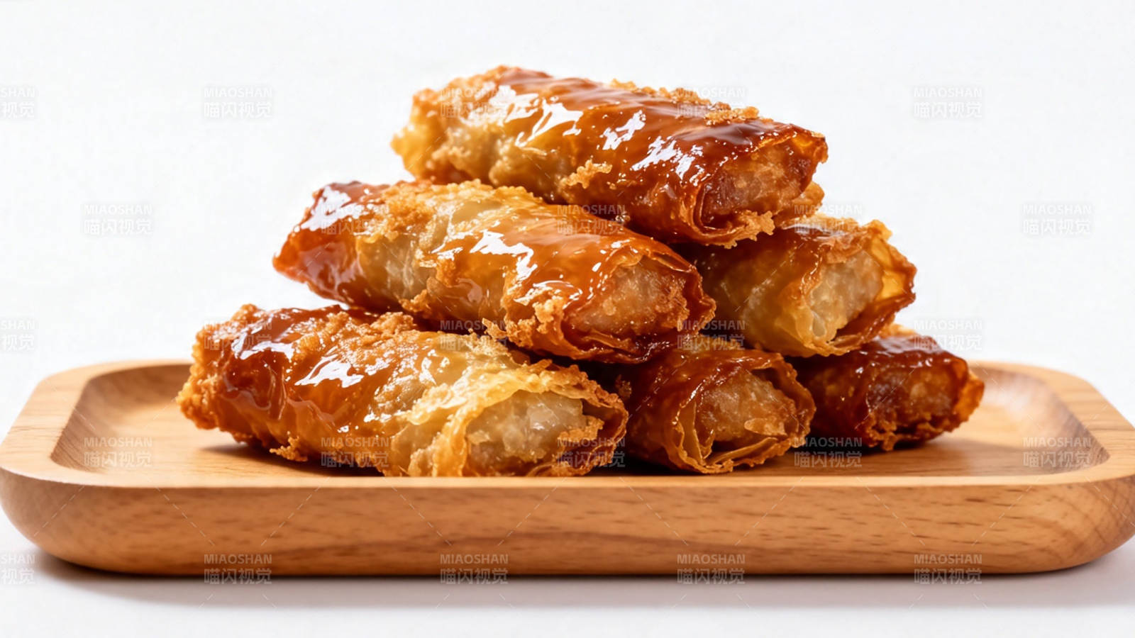 金黄酥皮甜点堆叠木盘上图片