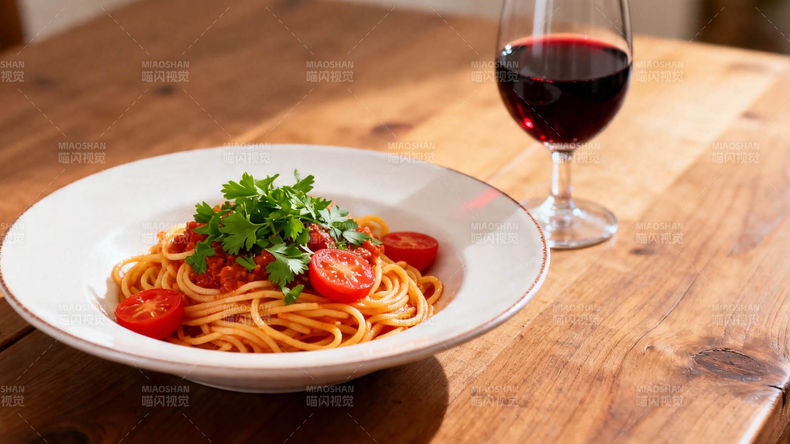 意面配红酒 简约美味餐图片