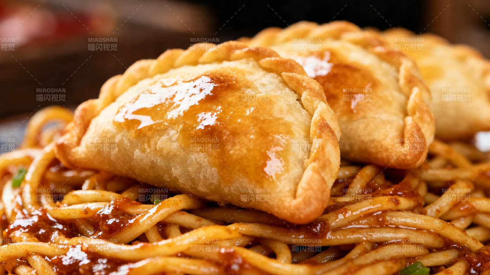 酥皮饺子配酱面 香浓诱人图片