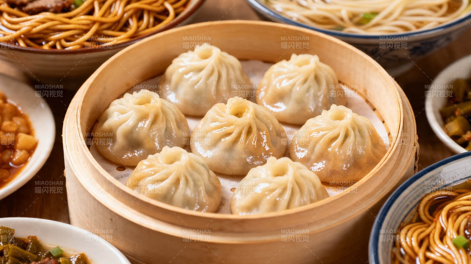 小笼包配面 中式美味盛宴图片