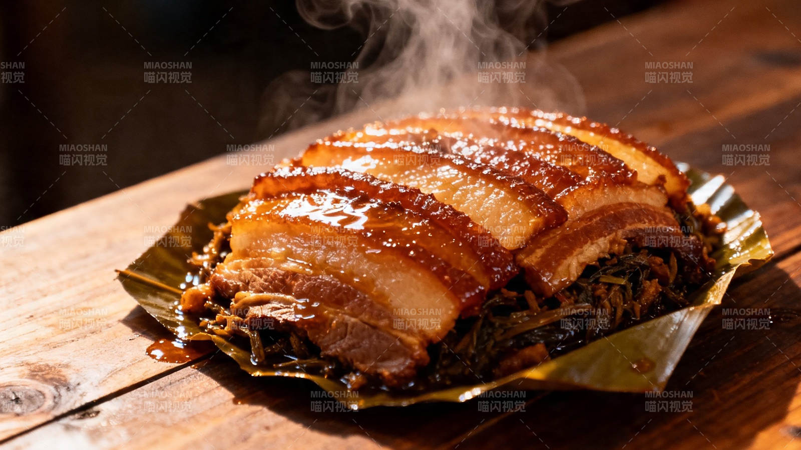 热气腾腾的梅菜扣肉图片