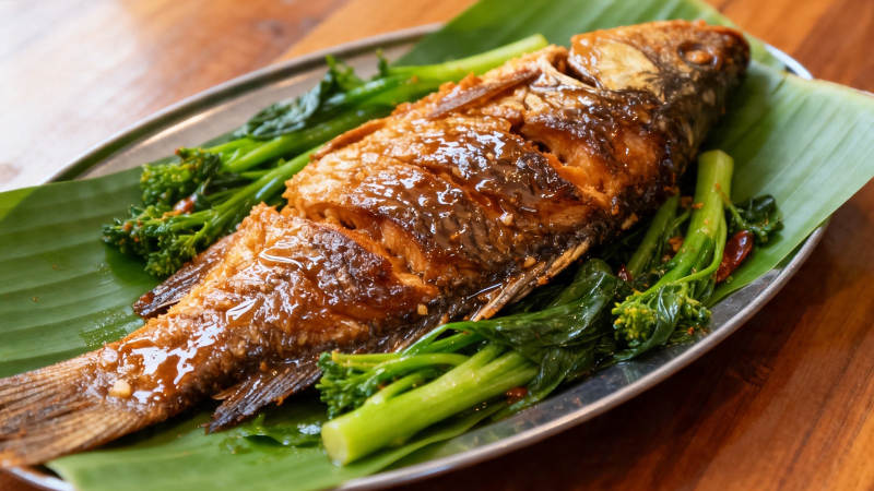 香煎整鱼配青菜 蕉叶盛装图片