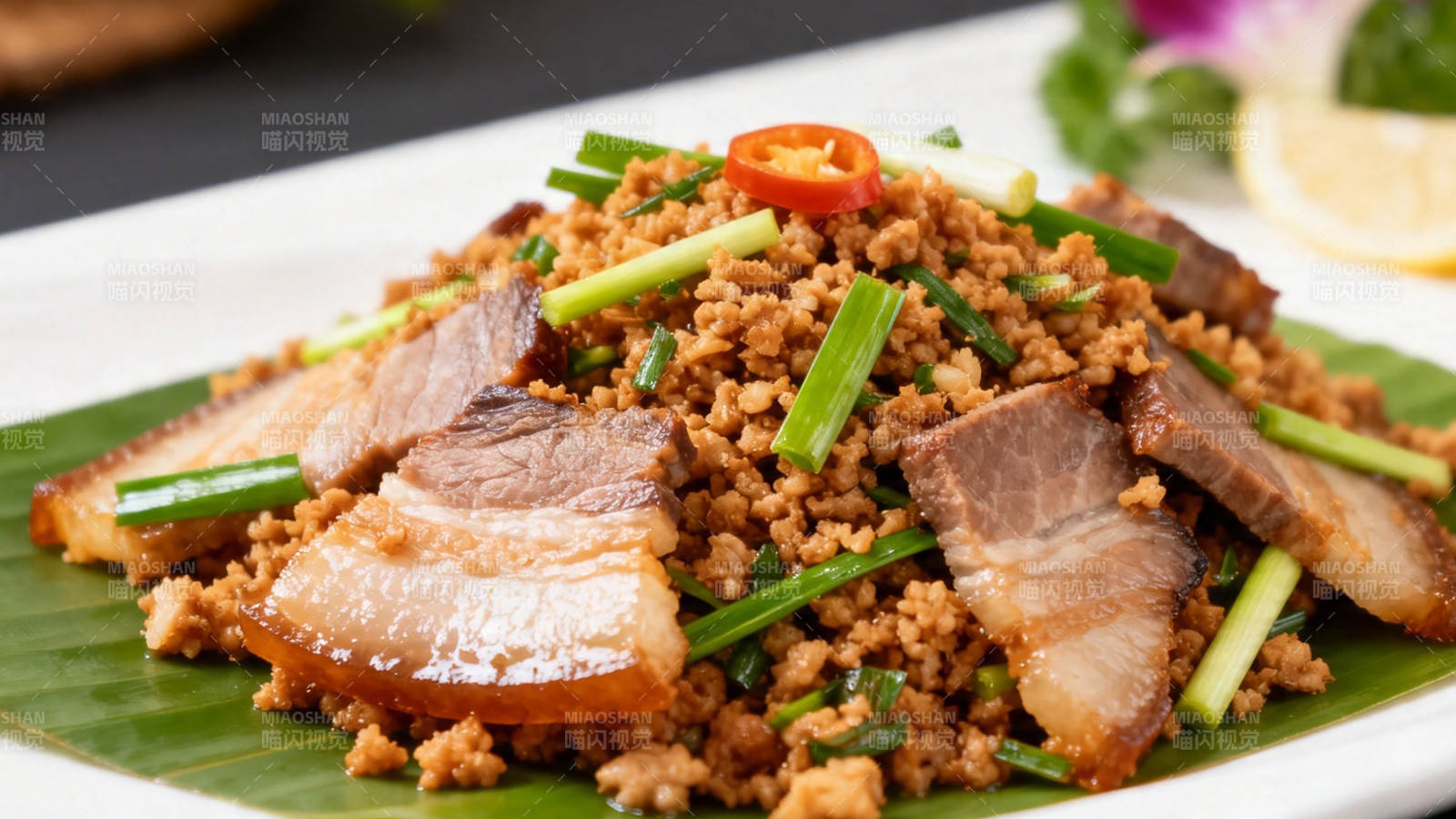 香炒肉末配腊肉 青葱点缀更诱人图片