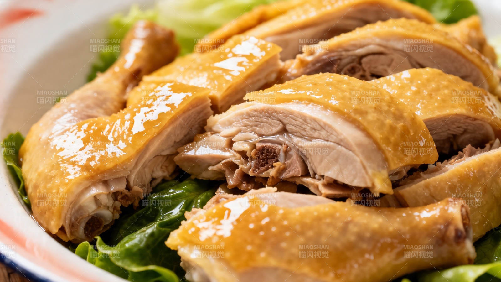 白切鸡 鲜嫩多汁配青菜图片