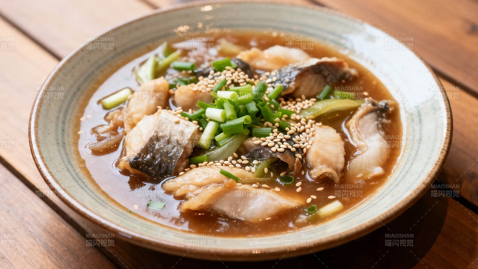 酱香鱼片 葱香芝麻点缀图片