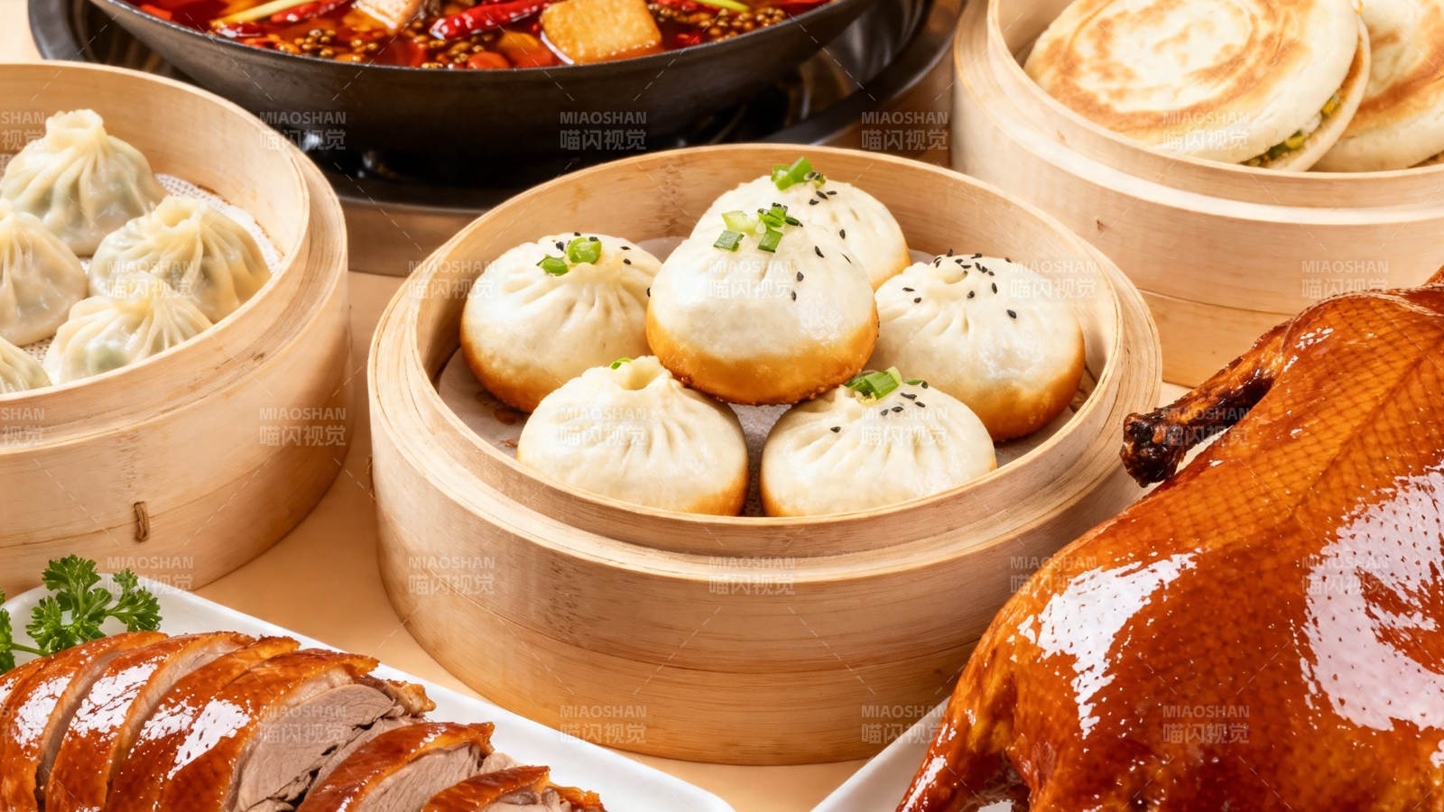 中式美食盛宴 烤鸭包子火锅图片