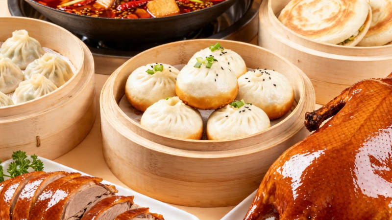 中式美食盛宴 烤鸭包子火锅图片