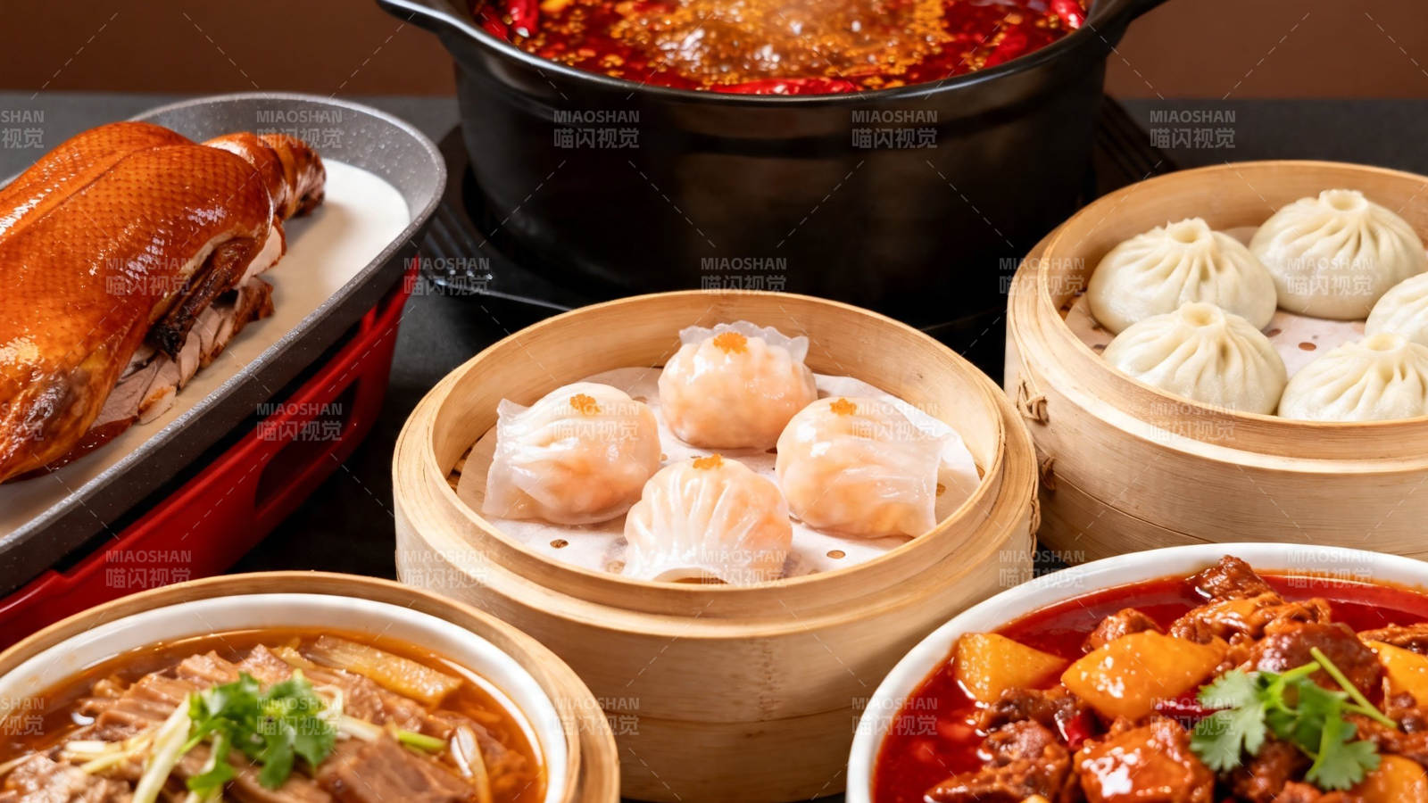 中式美食盛宴 烤鸭 小笼包 火锅图片