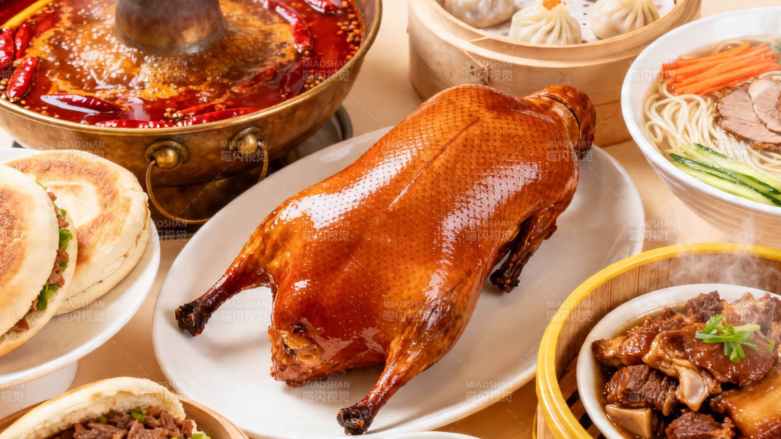京味盛宴 烤鸭配火锅图片