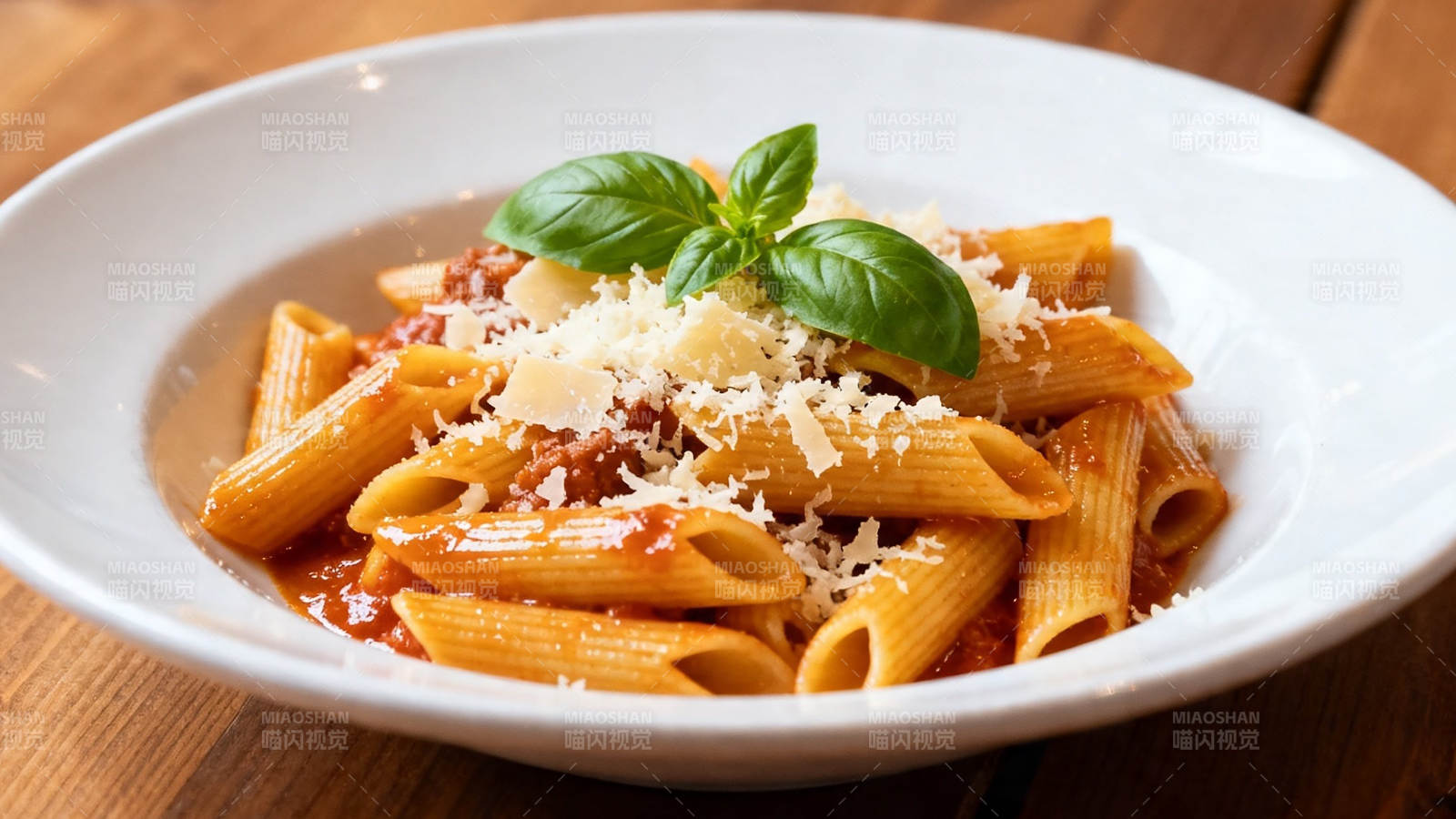 意式番茄通心粉配罗勒图片