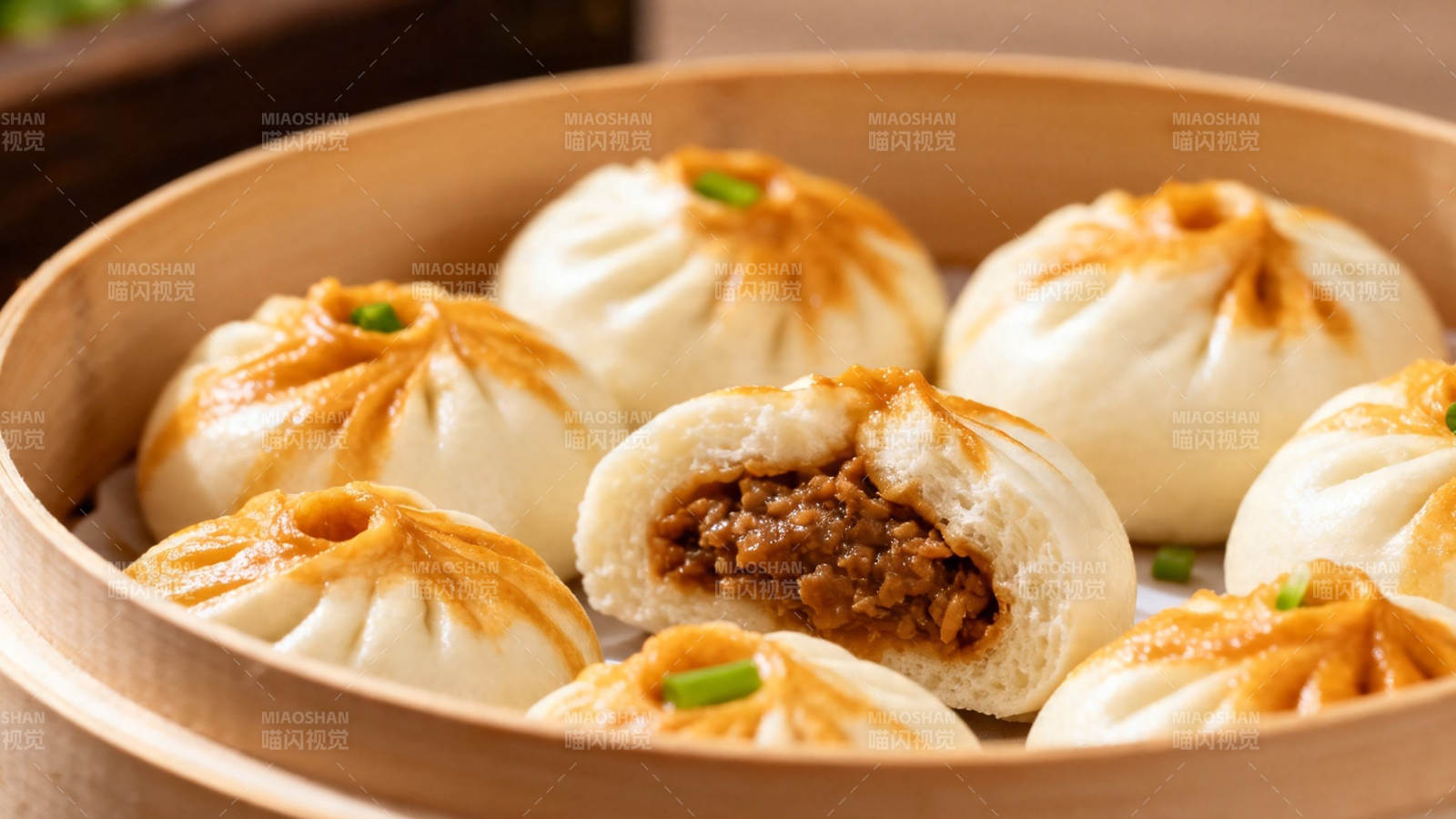 蒸笼里的鲜肉小笼包图片