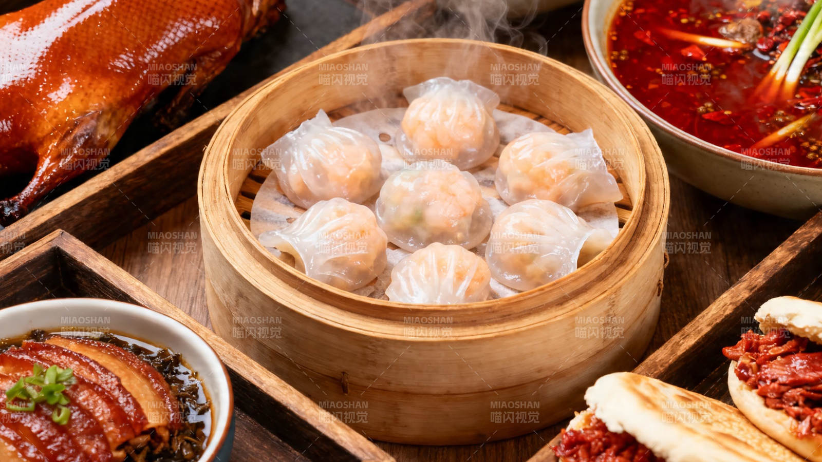 中式蒸点与烤鸭盛宴图片